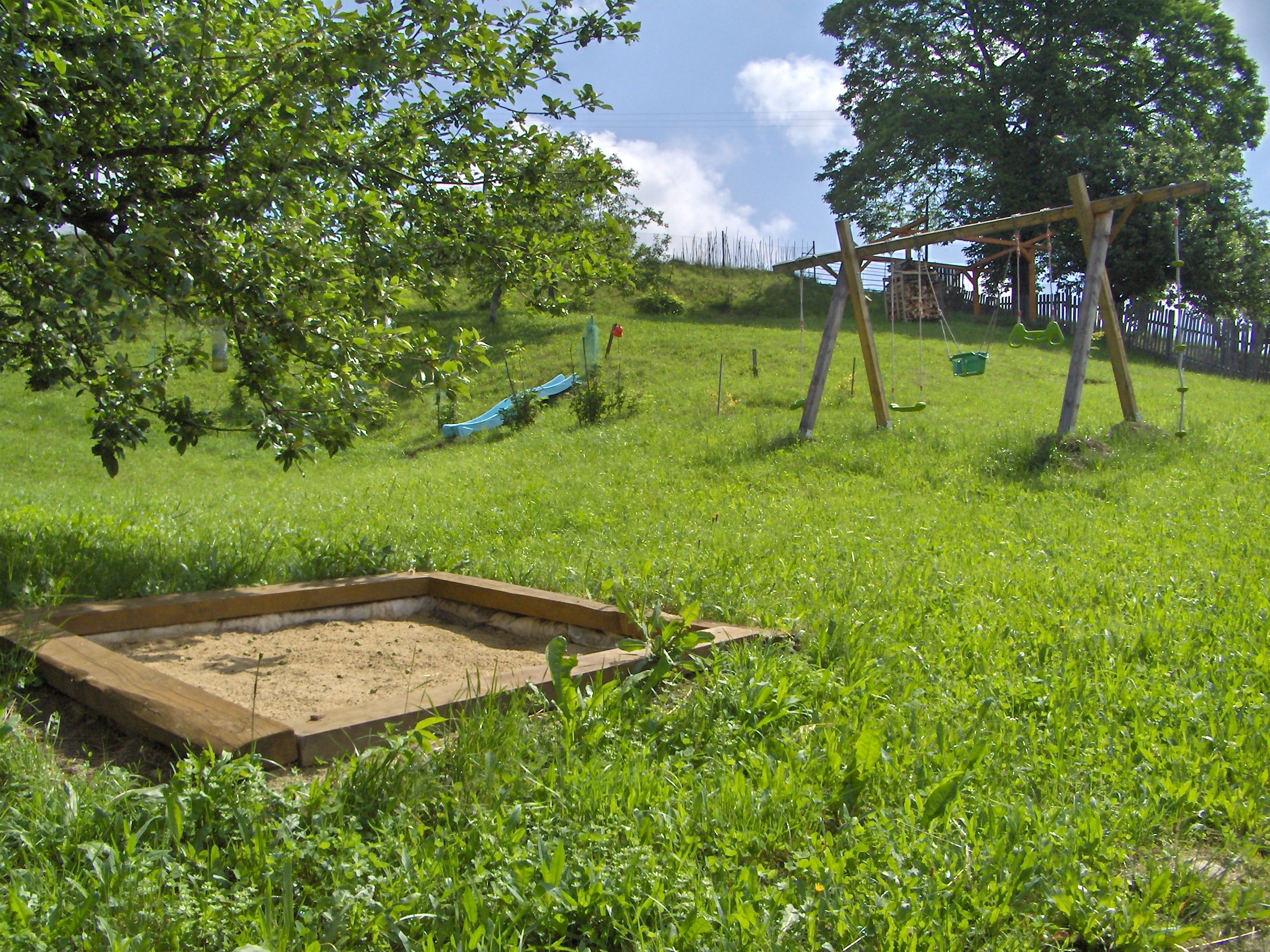 Garten und Spielplatz